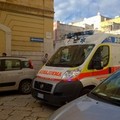 Avverte malore e cade per strada sbattendo la testa, panico in via Nigrò