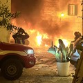 Auto in fiamme nel centro storico, sul posto due mezzi dei Vigili del Fuoco