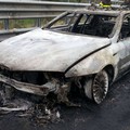 Auto della polizia a fuoco: intossicati due agenti