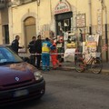 Rapina con sparatoria in una ferramenta, feriti i proprietari padre e figlio
