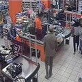 Rapinarono un supermercato e sequestrarono un cliente: arrestato uno dei due responsabili