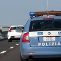 Rischia il soffocamento sull'autostrada, tratto in salvo dalla Polizia stradale di Trani