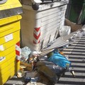 Via Perrone Capano colma di rifiuti. La denuncia: «L'operatore non pulisce»