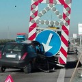 Auto contro camion della segnaletica stradale, incidente sulla S.S. 16 in direzione Nord