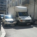 Incastràti: in via delle Crociate furgoncini bloccati fra le auto in sosta