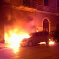 Ancora un'auto in fiamme questa notte in via Bebio