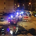 Enorme incendio in via Don Uva, distrutte cinque auto