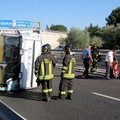 Camion si ribalta, traffico bloccato sulla statale 16 bis