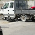 Incidente sul lungomare: coinvolti una moto con due persone e un automezzo