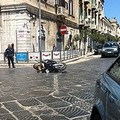Scontro fra auto e moto all'incrocio della piazza
