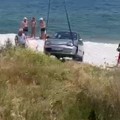 Auto cade in mare durante un parcheggio. Nessun ferito
