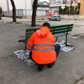 Cantieri sociali, riverniciate le panchine di piazza Kolbe