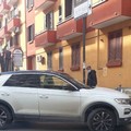 Auto finisce contro i cartelloni pubblicitari in via Imbriani