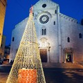Piazza dell’Odegitria illuminata con l'albero di Natale della Maldarizzi Automotive S.p.A.