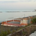 Manufatto sulla Seconda Spiaggia, M5S: «E' ancora là e siamo già a ottobre inoltrato»