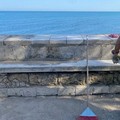 Ripristinate le lastre in pietra vandalizzate in villa comunale a Trani