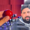 Lancio di pomodori durante il concerto benefico a Palazzo Beltrani: il Direttore Niki Battaglia condanna il gesto e annuncia denunce