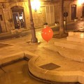 Effetto  "It ": in città spuntano tanti palloncini rossi dai tombini