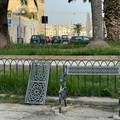 Vandalismo o vetustà? Danneggiata la panchina in piazza Plebiscito
