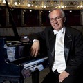 Il M° Pasquale Iannone, pianista-titano, stasera al Castello Svevo per il gran finale del Trani Classic