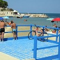 Sulla spiaggia di Colonna torna la rampa per i disabili