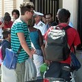 Immigrati, protesta a Bari. Odissea sui binari a Trani