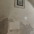 Quando il sacro si scontra con il profano: in vico San Martino cartelli contro la spazzatura abbandonata sotto il quadro della Madonna