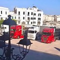 Battiti Live a Trani tra entusiasmo e polemiche: i primi camion in Piazza Quercia fanno discutere, la Polizia Locale interviene e multa i veicoli