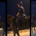 Due poliziotte a cavallo sul lungomare di Trani: curiosità tra cittadini e turisti per il servizio ippomontato della Polizia di Stato