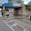 La pioggia blocca ancora il ponte di Pozzopiano: intervengono Polizia Locale e Amiu