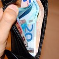 Ritrova un borsello con circa 800 euro e lo restituisce al legittimo proprietario