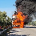 Camion prende fuoco, traffico bloccato sulla strada provinciale Trani-Corato