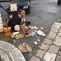 Scatoloni e rifiuti per strada: via Bovio come una discarica