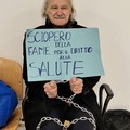 In catene e in sciopero della fame contro la sospensione del servizio medico notturno a Trani