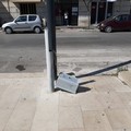 Continuano i danneggiamenti sugli arredi urbani: anche un palo alla fermata del bus