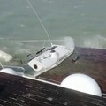 Barca affondata giace da una settimana sui fondali del porto di Trani