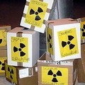 Scorie radioattive simboliche davanti a Palazzo di città