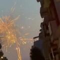 Fuochi d’artificio improvvisati accendono il cielo di via Andria