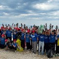 Piccoli custodi del mare: gli alunni della De Amicis ripuliscono la spiaggia con Legambiente