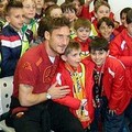 La scuola calcio di Nicola Di Leo in posa fra Totti e Ibra