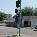 Semaforo  "a penzoloni " all'incrocio di Capirro: nessun testimone delle cause del probabile impatto con un automezzo pesante