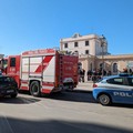 Allarme bomba a Trani, individuato dalle telecamere un uomo incappucciato