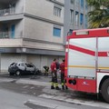 Auto prende fuoco, paura in via Malcangi
