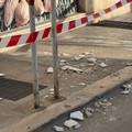 Paura in via Giolitti: piovono calcinacci da un balcone, sfiorato un passante