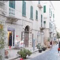 Trani contro la desertificazione commerciale: un piano strategico per salvare le vetrine della città