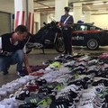 Controlli anticontraffazione al mercato, un arresto e decine di capi sequestrati