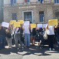 Dimensionamento Scolastico a Trani: sit-in dei genitori dell'I.C. «Bovio Rocca Palumbo D'annunzio» davanti al Comune