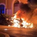 Paura nella notte a Trani: Smart in fiamme in via Calatafimi