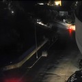 Trani, via Falcone al buio: i residenti segnalano ritardi nell’accensione delle luci e rischi per pedoni e automobilisti