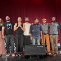 La poesia di De André suggestiona Trani: il trionfo de “I Maltesi” a Palazzo Beltrani per il debutto di “Canta Autori”